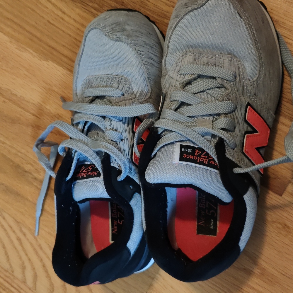 New Balance 574 Sneakers, Women Size 5.5 Youth Size 3.5 Grey with Pink Accents - Picture 3 of 3